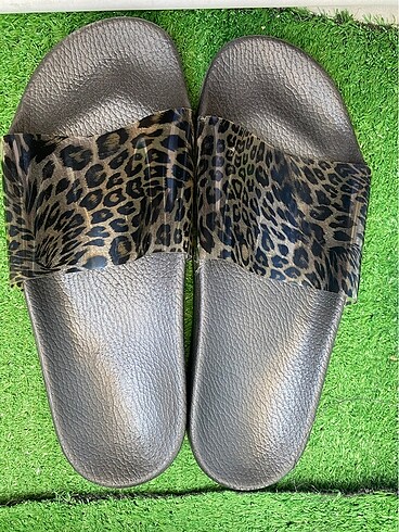Leopar desenli terlik