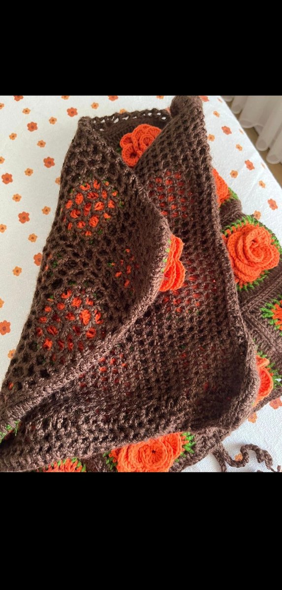 Kahverengi Çiçek Desenli Örgü yastık kılıfı - Görsel 2