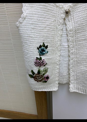 Nakışlı Beyaz Kız Triko Yelek - Görsel 2