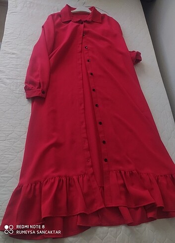 Kırmızı düğmeli fırfırlı elbise 