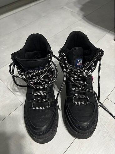 tommy jeans bot