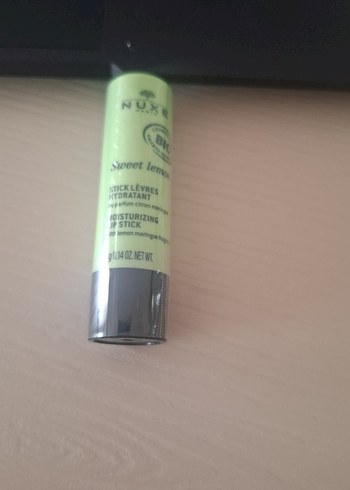 NUXE Yeşil Nemlendirici Dudak Balmı