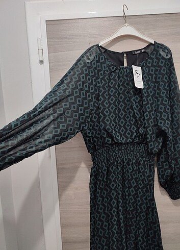 Siyah ve yeşil desenli elbise - Görsel 2