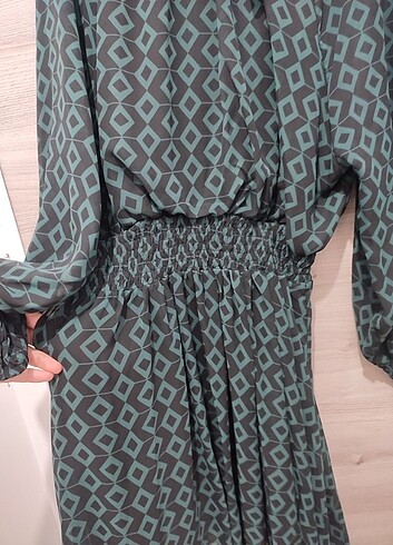 Siyah ve yeşil desenli elbise - Görsel 3