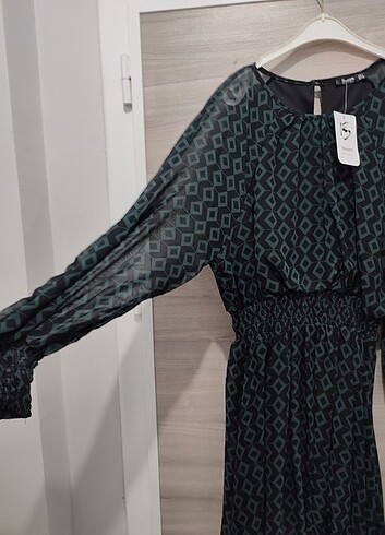 Siyah ve yeşil desenli elbise - Görsel 4