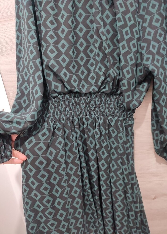 Siyah ve yeşil desenli elbise - Görsel 3