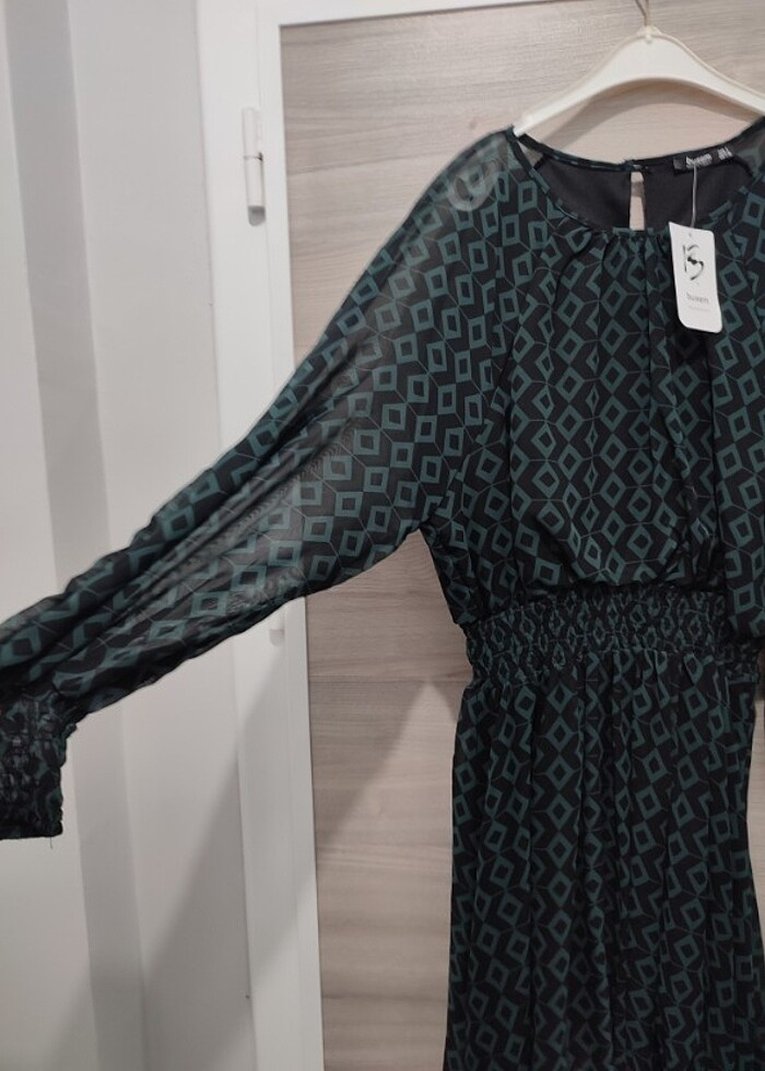 Siyah ve yeşil desenli elbise - Görsel 4
