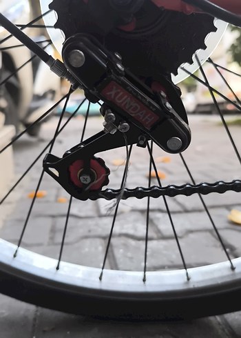 kırmızı siyah bisiklet çift amasörlü iki tekerlekli üç değil. - Görsel 4