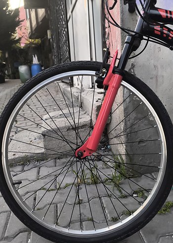 kırmızı siyah bisiklet çift amasörlü iki tekerlekli üç değil. - Görsel 8