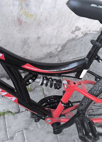 kırmızı siyah bisiklet çift amasörlü iki tekerlekli üç değil. - Görsel 3