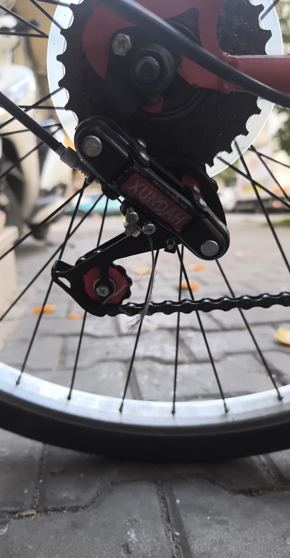 kırmızı siyah bisiklet çift amasörlü iki tekerlekli üç değil. - Görsel 4