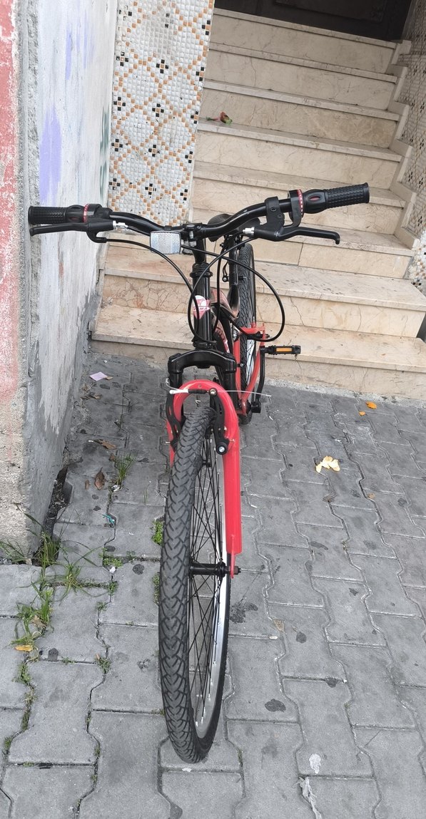 kırmızı siyah bisiklet çift amasörlü iki tekerlekli üç değil. - Görsel 2