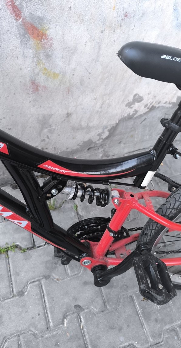 kırmızı siyah bisiklet çift amasörlü iki tekerlekli üç değil. - Görsel 3