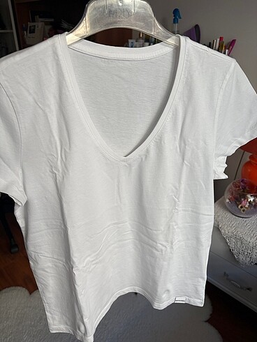 White and simple organik basic tshirt