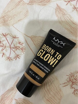 Nyx born to glow fondöten true beige