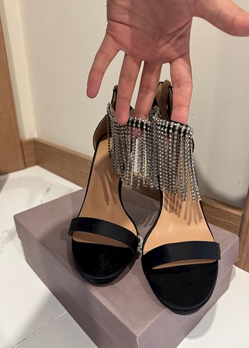 Derimod Zincir Detaylı Siyah Stiletto Kadın Abiye Ayakkabı