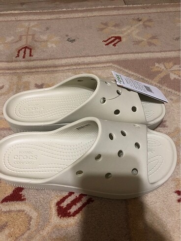 37 Beden ten rengi Renk Crocs marka terlik 37-38 numaradır.