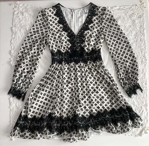 xs Beden Siyah beyaz tasarım elbise