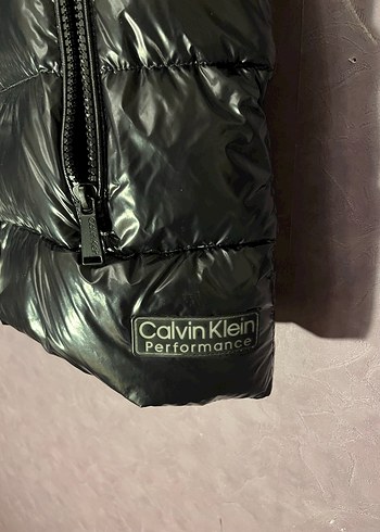 Calvin Klein Siyah Parlak Şişme Yelek - Görsel 6