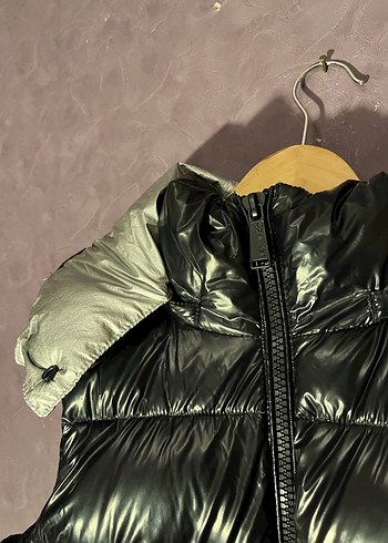Calvin Klein Siyah Parlak Şişme Yelek - Görsel 4