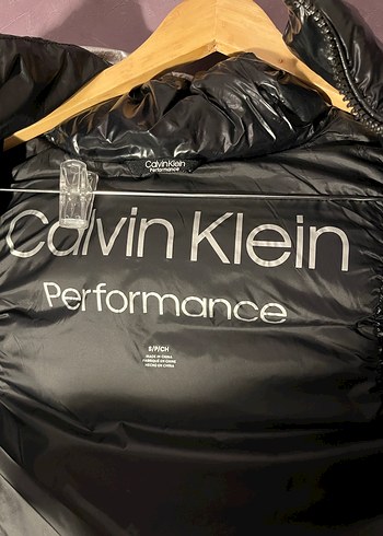 Calvin Klein Siyah Parlak Şişme Yelek - Görsel 3