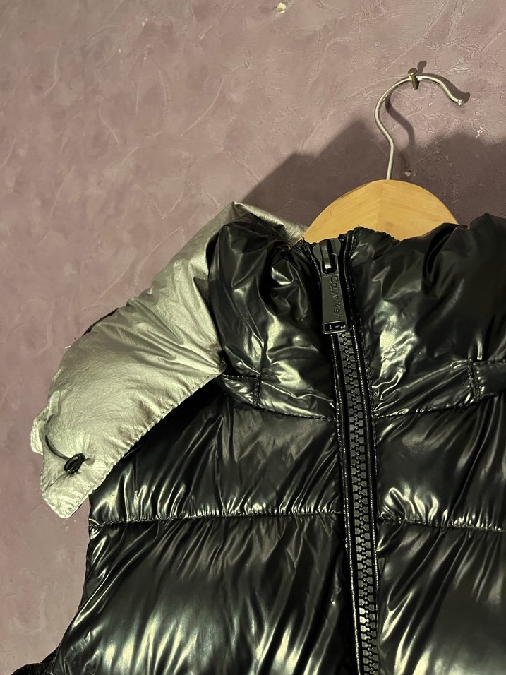 Calvin Klein Siyah Parlak Şişme Yelek - Görsel 4