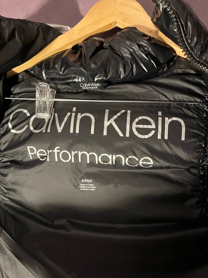 Calvin Klein Siyah Parlak Şişme Yelek - Görsel 3