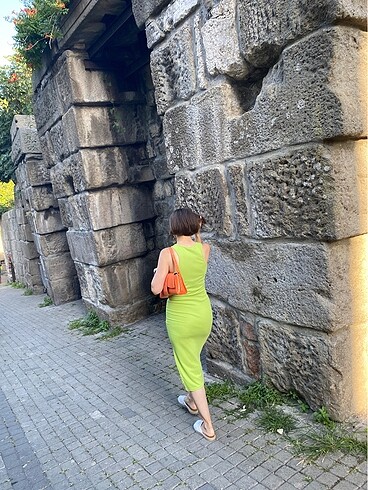 m Beden Uzun yeşil yırtmaçlı elbise
