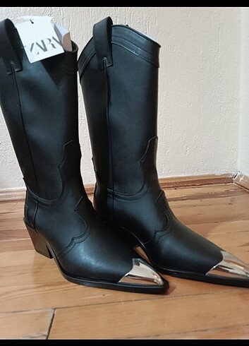 37 Beden Zara metalik detaylı çizme bot