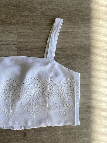 Stradivarius Beyaz işlemeli crop top