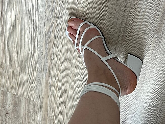 Zara Kadın beyaz topuklu ayakkabı