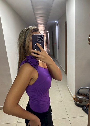 Tek kol gül detaylı bluz - Görsel 2