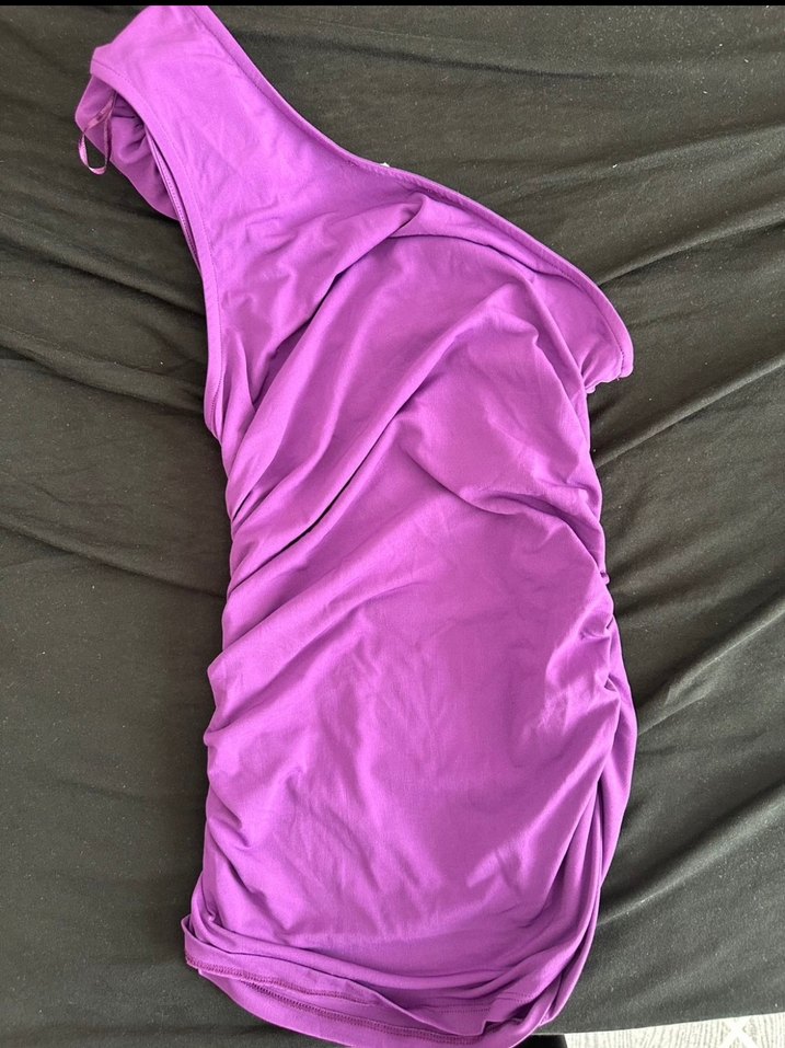 Tek kol gül detaylı bluz - Görsel 3