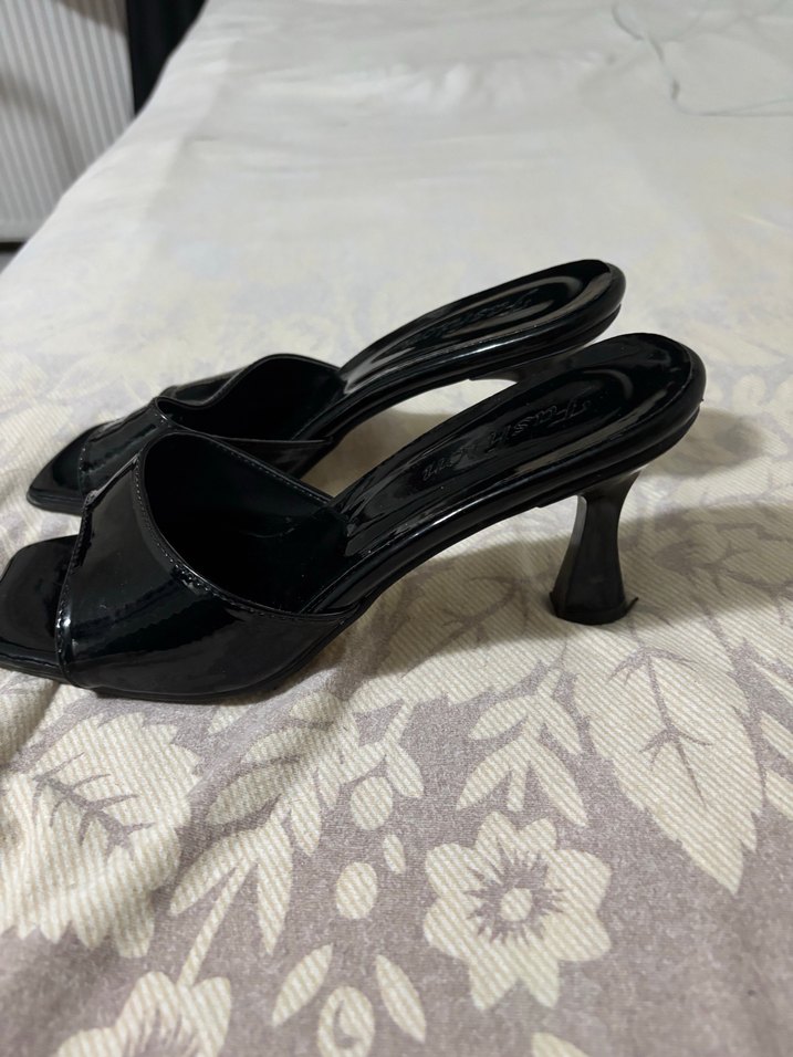 Kare Burunlu Siyah Topuklu Terlik - Görsel 3