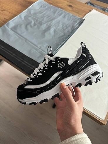 39 Beden siyah Renk Skechers ayakkabı