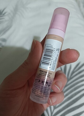  Beden Renk Nyx bare with me concealer serum