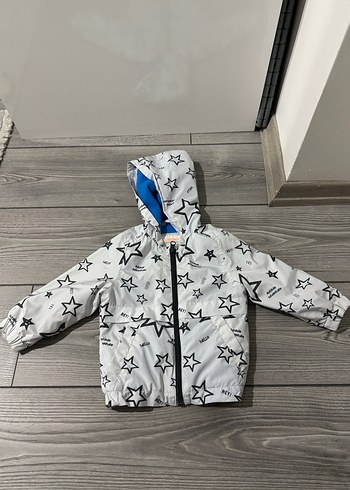 Kapüşonlu Erkek Çocuk Beyaz Baskılı Yağmurluk - Görsel 2