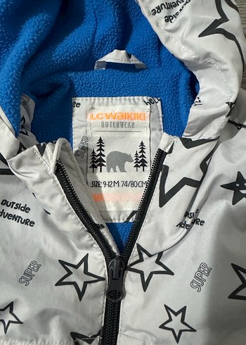 Kapüşonlu Erkek Çocuk Beyaz Baskılı Yağmurluk - Görsel 3