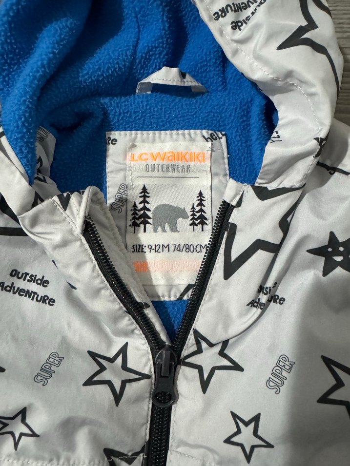 Kapüşonlu Erkek Çocuk Beyaz Baskılı Yağmurluk - Görsel 3