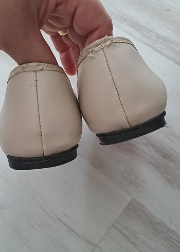 36 Beden ten rengi Renk 36 numara Bej Siyah Modern Klasik Kadın Babet