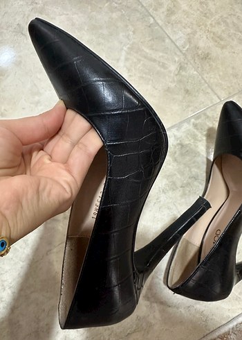 Derimod Siyah Yılan Desenli Stiletto Topuklu Kadın Ayakkabı