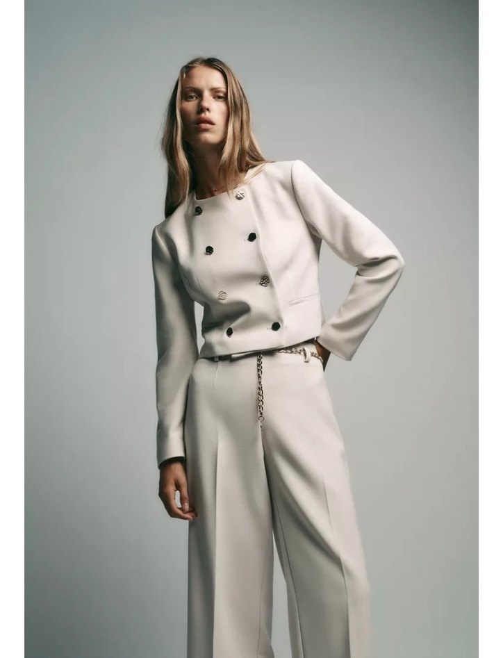 Düğmeli Beyaz Süet Kısa Kadın Kaban - Görsel 2