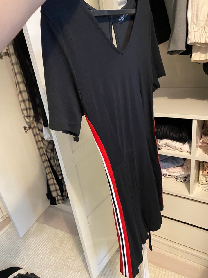 Siyah V Yakalı Mini Tulum - Görsel 3