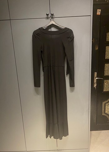 Siyah V Yakalı Fırfırlı Uzun Elbise - Görsel 4