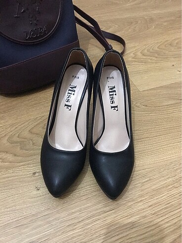 Siyah topuklu ayakkabı stiletto