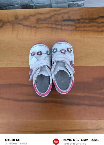 24 Beden Kız Bebek Beyaz Nakışlı Cırtcırtlı Ayakkabı
