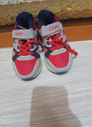 Çocuk spor ayakkabi.