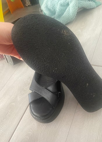 Siyah Bantlı Kadın Dolgu Topuk Sandalet - Görsel 3