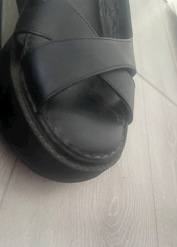 Siyah Bantlı Kadın Dolgu Topuk Sandalet - Görsel 6