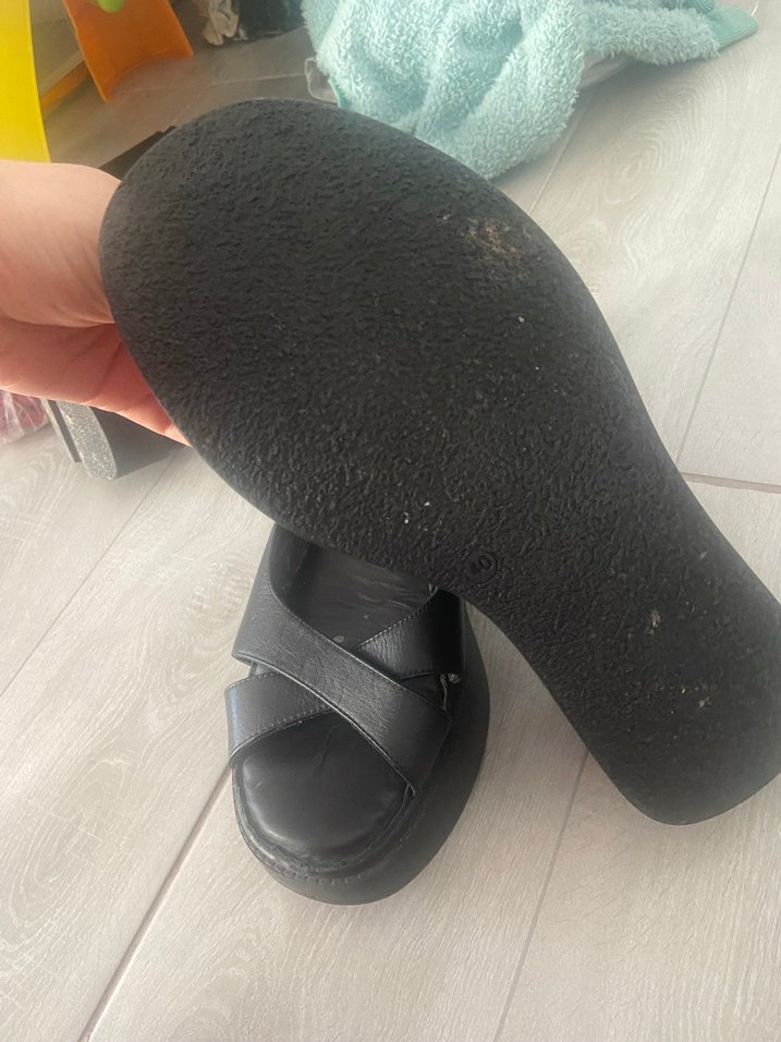 Siyah Bantlı Kadın Dolgu Topuk Sandalet - Görsel 3